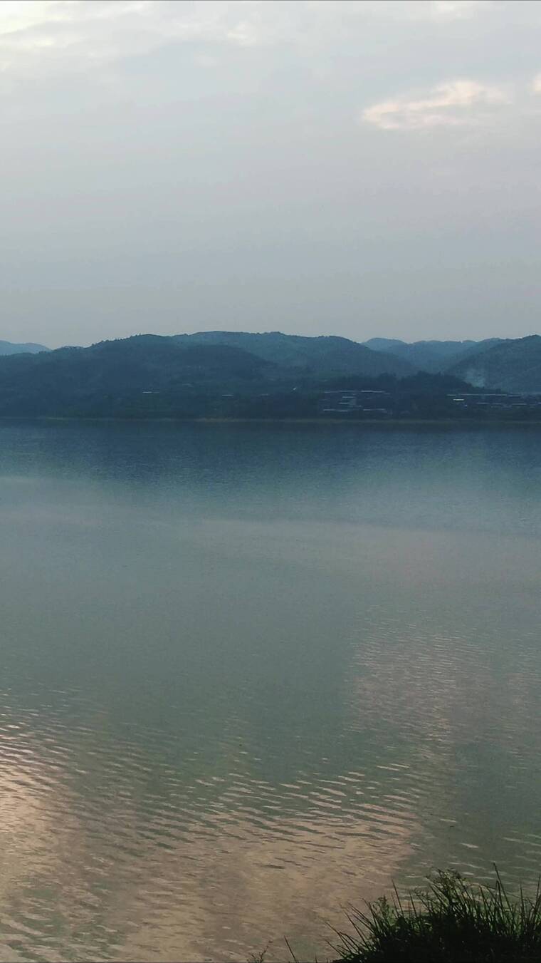 航拍湖面倒影晚霞竖屏