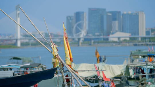 泉州渔船与现代城市隔海相望2视频素材模板下载