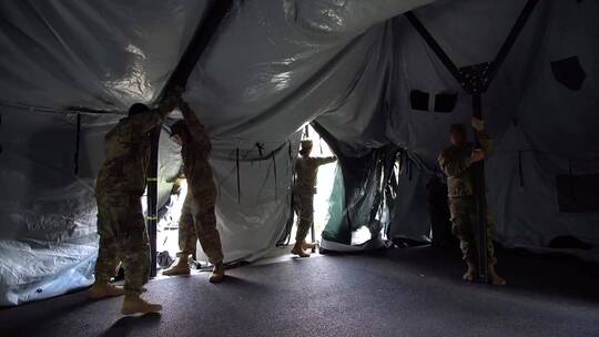 警卫在医院外搭建帐篷视频素材模板下载