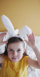 女孩戴着一个兔子头带竖屏