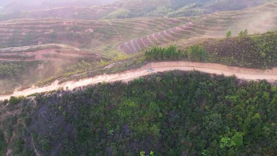 湖南衡阳鸡公岩山路上飞驰的汽车