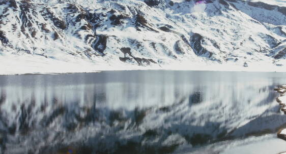 徒步旅行者坐在冰湖边