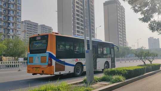 人流群体车水马龙城市建筑拍摄高清视频