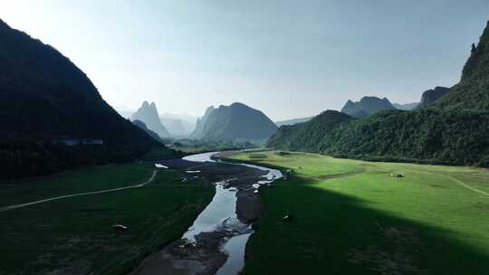 阳光下桂林山谷中的河流草地和露营基地