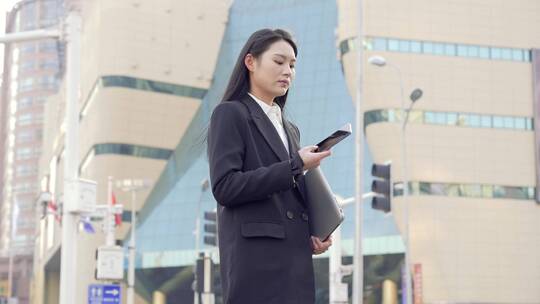 城街道中使用手机的青年女性