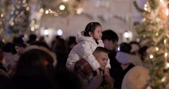 圣诞节在阿那亚广场上的小朋友素材合集