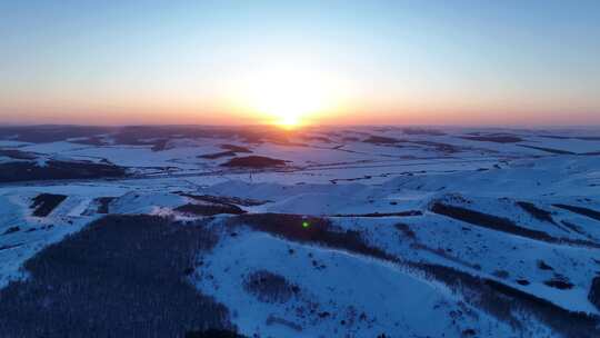 夕阳下的极寒雪原风光