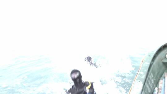 雷州潜水员下海画面1.mp4