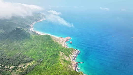 平流雾下的陡峭山悬崖和海岸线