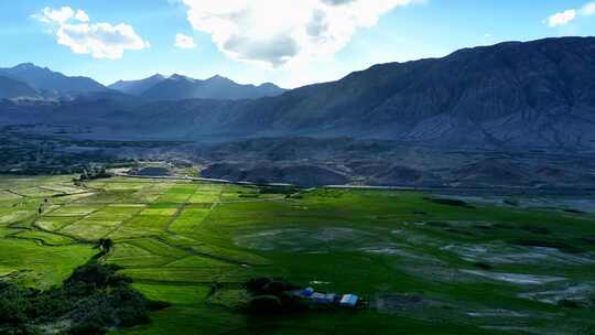 塔什库尔干山川草地阳光