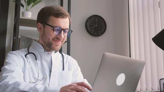 一个穿着医疗制服的男人正在电脑键盘上打字