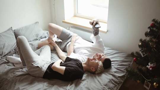 一对夫妇躺在床上自拍