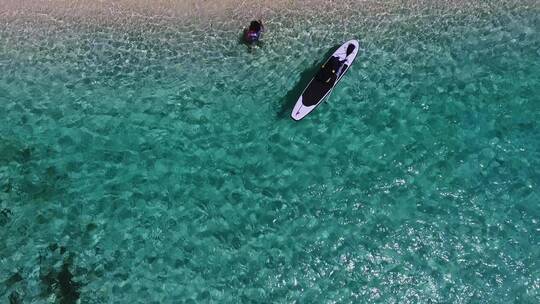 俯拍度假游客清澈见底游泳玩冲浪板