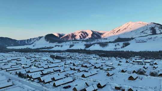 冬季大雪覆盖的新疆阿勒泰禾木村黎明风光