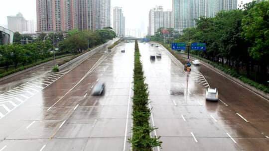 深圳湿润高速公路交通畅通无阻