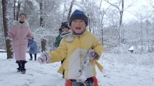 下雪天全家人打雪仗