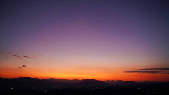 天黑傍晚天空晚霞黄昏日转夜乡村山唯美紫霞