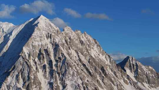 航拍雅拉雪山