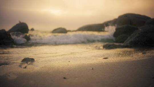 黄昏海浪拍打着海岸
