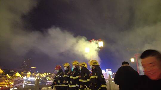 除夕郴州裕后街石拱桥消防员人群烟花燃放