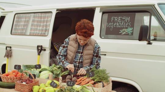女人在车边卖蔬菜