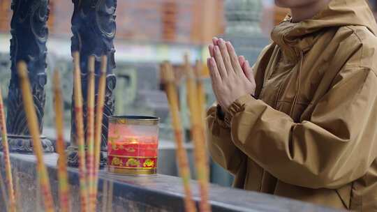 在寺庙祈祷的人