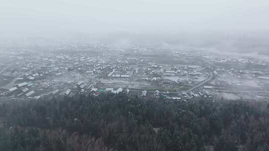 航拍大雪纷飞的新疆禾木村