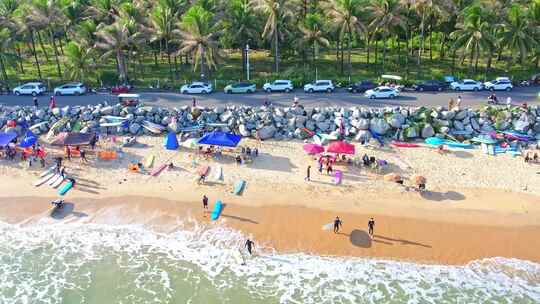 海南省万宁市日月湾阳光下的大海沙滩椰树视频素材模板下载