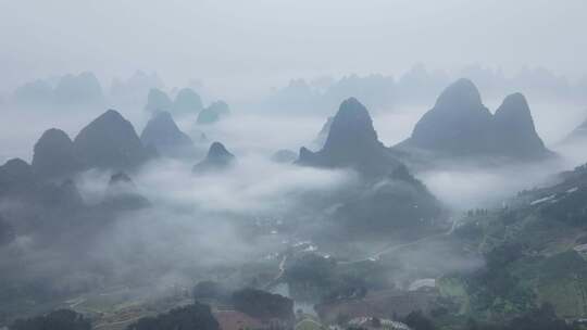 晨雾中航拍桂林漓江自然景区喀斯特山脉