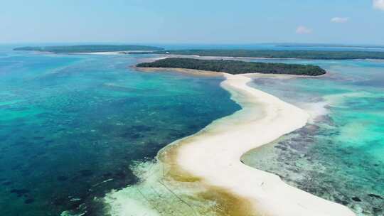 天线：热带海滩岛屿珊瑚礁加勒比海白色沙洲蛇岛，印度尼西亚马鲁古视频素材模板下载