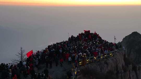 启航2025！泰山之巅，迎来新年第一缕阳光！