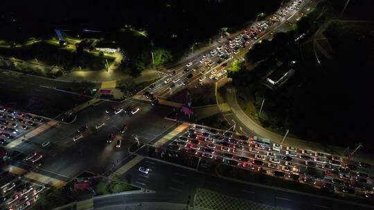 夜晚车来车往的城市十字路航拍