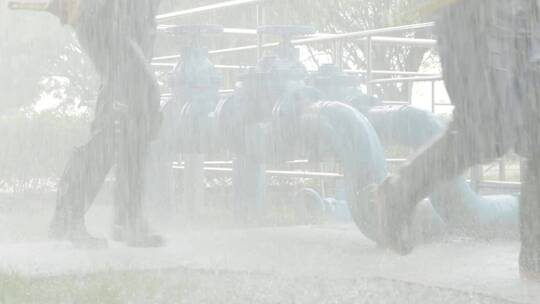 冒雨抢修自来水水管爆裂抢修抢险突发事件