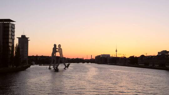 黄昏河里的巨型雕塑剪影视频素材模板下载