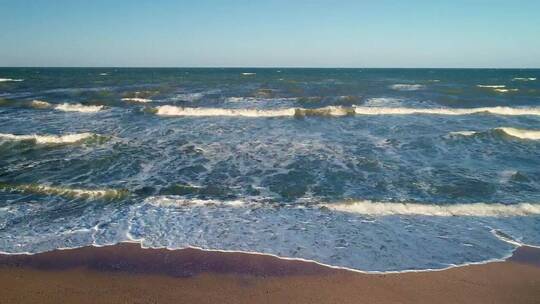 海浪拍打着海滩上的沙子