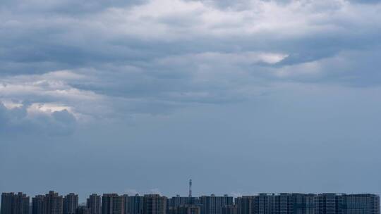 骤雨初歇的城市天空