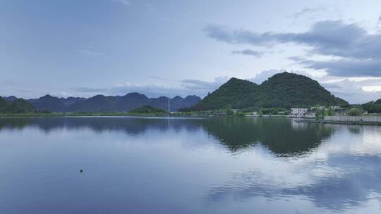 群山水面倒影风景