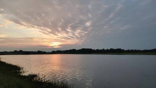 日落时分的湖景