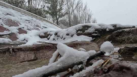 冬季寒冷户外空镜大雪纷飞的田园风景素材