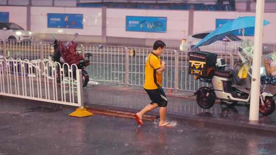 暴雨中城市奋斗美团饿了么外卖快递骑手视频素材模板下载