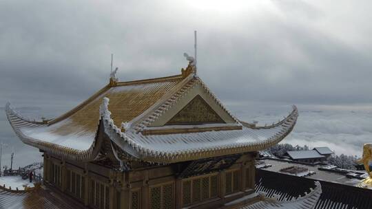 航拍佛教名山四川峨眉山金顶大佛，云雾缭绕