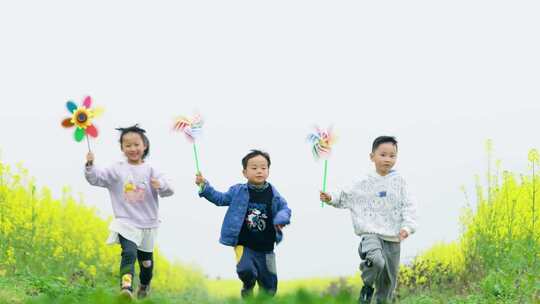 孩子在油菜花海中奔跑美好生活春游春天