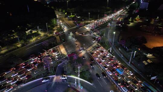 夜晚车来车往的城市十字路航拍