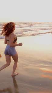 竖屏-女孩在沙滩跑步