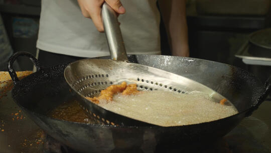 慢镜头升格拍摄美食特色小吃炸油条烹饪过程