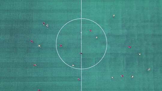 俯瞰绿茵足球场竞技运动的足球比赛视频素材模板下载