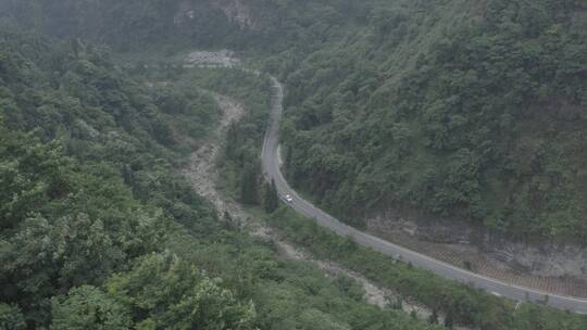 航拍大山中的公路