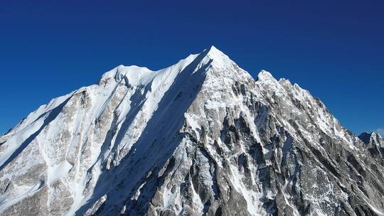 航拍川西蓝天下的雅拉雪山特写