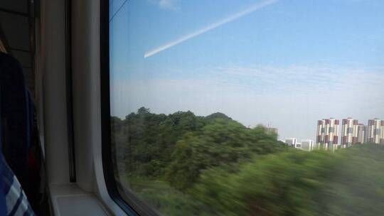 行驶中高铁车窗景观