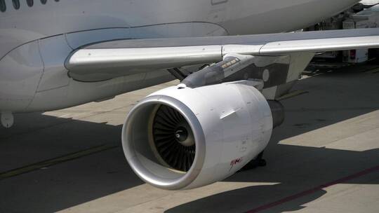 现代客机喷气发动机涡轮技术视频素材模板下载